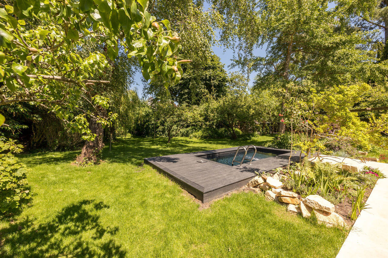 Blenheim Drive, landscaped garden and pool